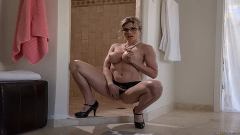 Cory Chase с Русскими Субтитрами Мачеха поймала меня за просмотром ее аккаунта  OnlyFans